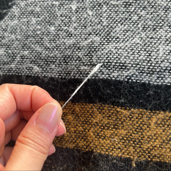 TITIKA Reversible Wool Blanket Scarf with Geometric Shapes - Picture 3 of 10